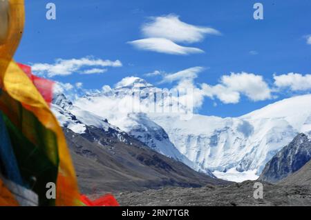 Das Foto vom 16. September 2015 zeigt die Landschaft des Mount Qomolangma, der autonomen Region Tibet im Südwesten Chinas. Mit zunehmendem Wetter im Herbst zogen viele Touristen das Everest Base Camp an, um den Fernblick auf den Berg Qomolangma in einer Höhe von 5200 Metern zu genießen. ) (mt) CHINA-TIBET-MOUNT QOMOLANGMA-TOURISM (CN) ZhangxRufeng PUBLICATIONxNOTxINxCHN Foto aufgenommen AM 16. September 2015 zeigt die Landschaft des Mount Qomolangma Südwestchina S Tibet Autonome Region mit dem fairen Wetter im Herbst viele Touristen wurden zum Everest Base Camp gezogen, um die Ferne zu genießen Stockfoto