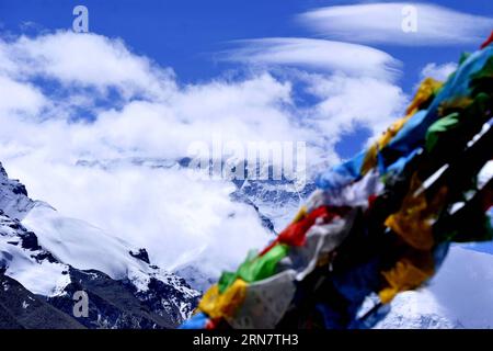 Das Foto vom 16. September 2015 zeigt die Landschaft des Mount Qomolangma, der autonomen Region Tibet im Südwesten Chinas. Mit zunehmendem Wetter im Herbst zogen viele Touristen das Everest Base Camp an, um den Fernblick auf den Berg Qomolangma in einer Höhe von 5200 Metern zu genießen. ) (mt) CHINA-TIBET-MOUNT QOMOLANGMA-TOURISM (CN) ZhangxRufeng PUBLICATIONxNOTxINxCHN Foto aufgenommen AM 16. September 2015 zeigt die Landschaft des Mount Qomolangma Südwestchina S Tibet Autonome Region mit dem fairen Wetter im Herbst viele Touristen wurden zum Everest Base Camp gezogen, um die Ferne zu genießen Stockfoto