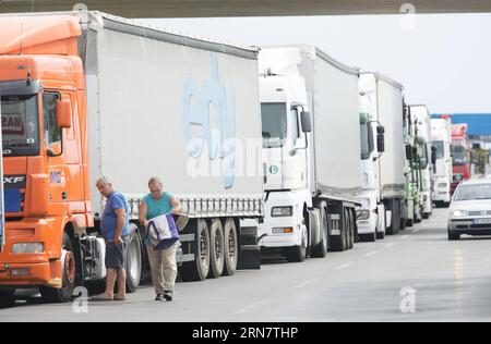 (150920) -- ZAGREB, 20. September 2015 -- Lastwagenfahrer warten auf die Überfahrt nach Slowenien am wichtigsten kroatischen Grenzübergang mit Slowenien Obrezje-Bregana, westlich von Zagreb, Hauptstadt Kroatiens, 20. September 2015. Nachdem Slowenien den Eisenbahnverkehr gestoppt hat, um den Flüchtlingszustrom aus Kroatien zu stoppen, kommt es auch zu erheblichen Störungen an den Straßengrenzübergängen, die Verzögerungen verursachen. )(bxq) KROATIEN-ZAGREB-FLÜCHTLINGSKRISE-VERKEHRSSTÖRUNGEN MisoxLisanin PUBLICATIONxNOTxINxCHN Zagreb 20. September 2015 Lkw-Fahrer warten auf die Einfahrt nach Slowenien AN der kroatischen Hauptgrenze, die WESTLICH von Zagreb Hauptstadt Kroatiens AM 20. September 2015 mit Slowenien überquert wird Stockfoto