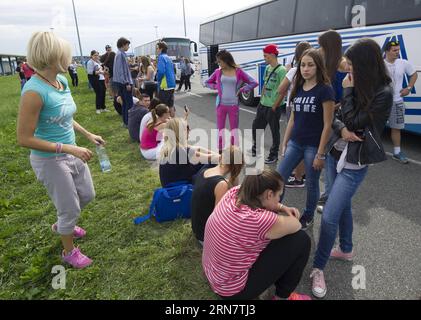 (150920) -- ZAGREB, 20. September 2015 -- Ein serbischer Schulausflug wartet auf die Überfahrt nach Slowenien am wichtigsten kroatischen Grenzübergang zu Slowenien Obrezje-Bregana, westlich von Zagreb, Hauptstadt Kroatiens, 20. September 2015. Nachdem Slowenien den Eisenbahnverkehr gestoppt hat, um den Flüchtlingszustrom aus Kroatien zu stoppen, kommt es auch zu erheblichen Störungen an den Straßengrenzübergängen, die Verzögerungen verursachen. )(bxq) KROATIEN-ZAGREB-FLÜCHTLINGSKRISE-VERKEHRSSTÖRUNGEN MisoxLisanin PUBLICATIONxNOTxINxCHN Zagreb 20. September 2015 ein serbischer Schulausflug Warten Sie auf die Überfahrt nach Slowenien AN der kroatischen Hauptgrenze WESTLICH von Zagreb Capit Stockfoto