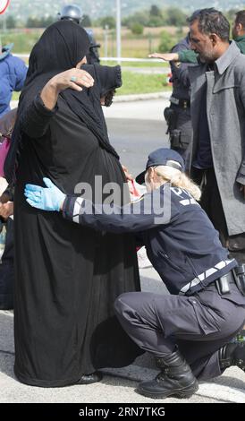 (150920) -- ZAGREB, 20. September 2015 -- Eine slowenische Polizistin durchsucht eine geflüchtete Frau, als sie am 20. September 2015 auf die slowenische Seite des wichtigsten kroatischen Grenzübergangs mit Slowenien Obrezje-Bregana, westlich von Zagreb, der Hauptstadt Kroatiens, überquerte. Nach Angaben der slowenischen Polizei sind über 2.000 Flüchtlinge über die Grenzen zwischen Kroatien und Slowenien nach Slowenien gekommen. )(cl) KROATIEN-ZAGREB-FLÜCHTLINGSKRISE-GRENZÜBERTRITT MIT SLOWENIEN MisoxLisanin PUBLICATIONxNOTxINxCHN Zagreb 20. September 2015 eine slowenische Polizistin durchsucht eine Flüchtlingsfrau, als sie zur slowenischen Seite überging Stockfoto