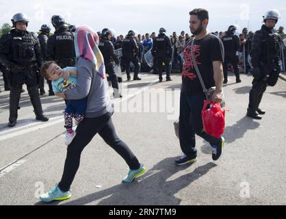 (150920) -- ZAGREB, 20. September 2015 -- Eine Flüchtlingsfamilie geht auf die slowenische Seite des wichtigsten kroatischen Grenzübergangs mit Slowenien Obrezje-Bregana, westlich von Zagreb, Hauptstadt Kroatiens, 20. September 2015. Nach Angaben der slowenischen Polizei sind über 2.000 Flüchtlinge über die Grenzen zwischen Kroatien und Slowenien nach Slowenien gekommen. )(cl) KROATIEN-ZAGREB-FLÜCHTLINGSKRISE-GRENZÜBERGANG MIT SLOWENIEN MisoxLisanin PUBLICATIONxNOTxINxCHN Zagreb 20. September 2015 eine Flüchtlingsfamilie geht auf die slowenische Seite der kroatischen Hauptgrenze über den Grenzübergang mit Slowenien WESTLICH von Zagreb Hauptstadt Kroatiens 20. September 2015 AC Stockfoto