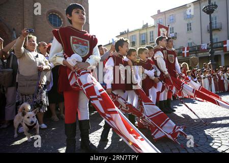 (150921) -- ASTI, 20. September 2015 -- Kinder in historischen Kostümen beobachten den Flaggenwurf während des Palio di Asti in Asti, Italien, am 20. September 2015. Der Palio di Asti ist ein traditionelles italienisches Festival mittelalterlichen Ursprungs, das in einem Bareback-Pferderennen gipfelt und auch das älteste registrierte Bareback-Pferderennen Italiens ist. Das Rennen wird seit dem 13. Jahrhundert jedes Jahr ausgetragen, wobei das erste aufgezeichnete Rennen 1275 stattfand. Bei dem alten Wettbewerb treten 21 Vollblutpferde an, die die 13 verschiedenen Bezirke der Stadt repräsentieren. ) (SP)ITALIEN-ASTI-PALIO DI ASTI-BAREBACK PFERDERENNEN Stockfoto