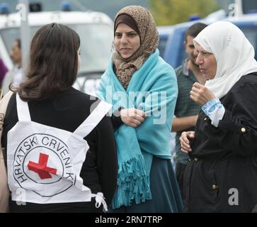 AKTUELLES ZEITGESCHEHEN Kroatien, Flüchtlinge blockieren den Grenzübergang in Bregana (150920) -- ZAGREB, 20. September 2015 -- Ein kroatisches Rotkreuz-Volunteer spricht mit Flüchtlingen im provisorischen Flüchtlingscamp in Bregana, kroatischer Grenzübergang zu Slowenien, westlich von Zagreb, 20. September 2015. Freiwillige aus Kroatien und anderen Ländern versuchen, Flüchtlingen zu helfen, die auf das Überschreiten der Grenze warten. ) KROATIEN-ZAGREB-FLÜCHTLINGSKRISE-HILFE MisoxLisanin PUBLICATIONxNOTxINxCHN Nachrichten aktuelle Ereignisse Kroatien Flüchtlinge blockieren den Grenzübergang in Zagreb 20. September 2015 ein kroatisches Rotkreuz-Freiwilliger spricht mit Flüchtlingen Stockfoto