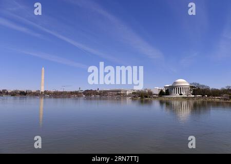 (150921) -- WASHINGTON D.C. -- Aktenfoto vom 6. April 2014 zeigt Washington Monument und Jefferson Memorials in Washington D.C., der Hauptstadt der Vereinigten Staaten. Benannt nach dem ersten amerikanischen Präsidenten George Washington, Washington D.C. oder Washington District of Columbia, ist die Hauptstadt der Vereinigten Staaten, die sich zwischen Maryland und Virginia befindet. Die US-Verfassung sah einen Bundesdistrikt vor, der der ausschließlichen Gerichtsbarkeit des Kongresses untersteht, und der Distrikt ist daher nicht Teil eines US-Bundesstaates. Washington D.C. hat eine geschätzte Bevölkerung von 660.000. Washington D. Stockfoto