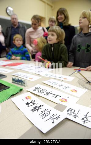 (150921) -- WASHINGTON D.C. -- Aktenfoto vom 9. Februar 2015 zeigt, wie lokale Kinder chinesische Kalligraphie in einem Gemeindezentrum in Washington D.C., den Vereinigten Staaten, lernen. Benannt nach dem ersten amerikanischen Präsidenten George Washington, Washington D.C. oder Washington District of Columbia, ist die Hauptstadt der Vereinigten Staaten, die sich zwischen Maryland und Virginia befindet. Übersee-Chinesen, Konfuzius-Institute, Riesen-Pandas und Chinatown sind charakteristische chinesische MERKMALE, die in Washington D.C. zu finden sind. ) US-WASHINGTON D.C.-CHINESISCHE MERKMALE YinxBogu PUBLICATIONxNOTxINxCHN Washington D Stockfoto