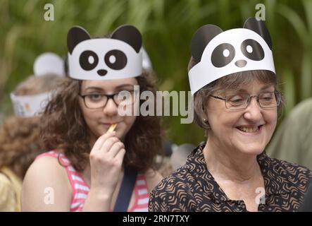 (150921) -- WASHINGTON D.C. -- Aktenfoto, aufgenommen am 23. August 2014, zeigt, dass die Leute vor der ersten Geburtstagsfeier des Pandabäubchens Bao Bao im National Zoo in Washington D.C. in den Vereinigten Staaten Schlange stehen. Benannt nach dem ersten amerikanischen Präsidenten George Washington, Washington D.C. oder Washington District of Columbia, ist die Hauptstadt der Vereinigten Staaten, die sich zwischen Maryland und Virginia befindet. Übersee-Chinesen, Konfuzius-Institute, Riesen-Pandas und Chinatown sind charakteristische chinesische MERKMALE, die in Washington D.C. zu finden sind. ) US-WASHINGTON D.C.-CHINESISCHE MERKMALE YinxBogu Stockfoto