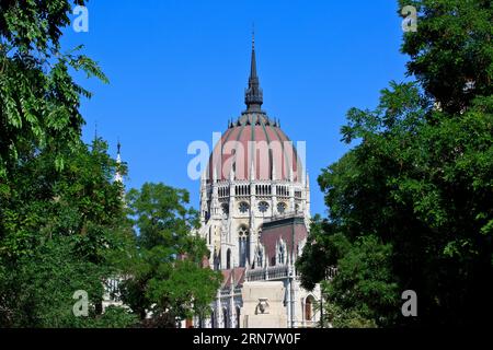 Das ungarische Parlamentsgebäude (1902) an einem schönen Sommertag in Budapest, Ungarn Stockfoto