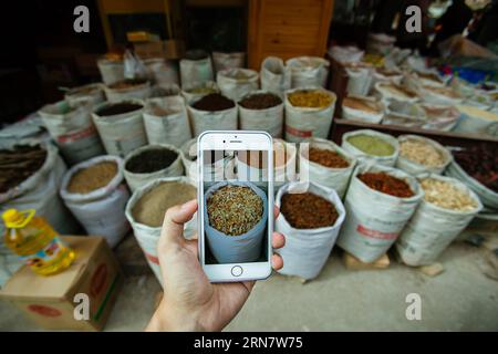 (150921) -- KASHGAR, 2015 -- Foto aufgenommen am 19. September 2015 zeigt einen Gewürzladen in Kashgar, Nordwestchinas Autonome Region Xinjiang Uygur. Kashgar, die westlichste Stadt Chinas, war jahrhundertelang das Zentrum der uygurischen Zivilisation, ein Ort, an dem Menschen zusammenkamen, um islamisches Lernen zu handeln und zu verbreiten, auf den Karawanenrouten von Europa und Persien nach China. ) (Zkr) CHINA-KASHGAR-LIFE(CN) ZhangxCheng PUBLICATIONxNOTxINxCHN Kashgar 2015 Foto aufgenommen AM 19. September 2015 zeigt einen Gewürzladen in Kashgar Nordwestchina S Xinjiang Uygur Autonomous Region Kashgar die westlichste Stadt in China was ist das Stockfoto