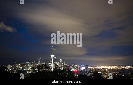 (150922) -- SEATTLE, 22. September 2015 -- Foto aufgenommen am 19. September 2015 zeigt eine Nachtsicht von Seattle in den Vereinigten Staaten. Der chinesische Präsident Xi Jinping wird am 22. September zu einem offiziellen Besuch in den Vereinigten Staaten eintreffen, einschließlich Treffen in Seattle mit amerikanischen Geschäftsführern und einer Rede vor der UN in New York. ) (Zjy) U.S.-SEATTLE-VIEW YangxLei PUBLICATIONxNOTxINxCHN Seattle 22. September 2015 Foto aufgenommen AM 19. September 2015 zeigt eine Nachtsicht von Seattle in den Vereinigten Staaten der chinesische Präsident Xi Jinping WIRD AM 22. September in den Vereinigten Staaten ankommen, um einen offiziellen Besuch inklusive zu besuchen Stockfoto