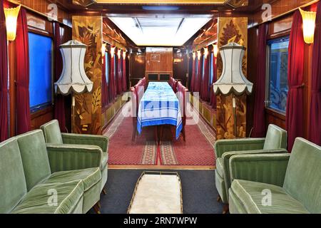 Der Speisesaal mit Lounge von Marschall Josip Broz Tito (1892-1980), Präsident des ehemaligen Jugoslawien an Tito's Blue Train in Belgrad, Serbien Stockfoto