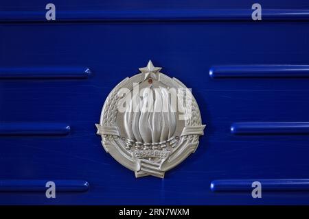 Das Wappen der Sozialistischen Föderativen Republik Jugoslawien an der Außenseite von Titos Blauer Zug in Belgrad, Serbien Stockfoto