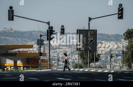 JERUSALEM, 23. September 2015 -- ein ultra-orthodoxer jüdischer Mann geht am 23. September 2015 während Jom Kippur in Jerusalem an einer Autobahn vorbei. Jom Kippur, der jüdische Sühnungstag und heiligster Tag des jüdischen Kalenders, fiel von Sonnenuntergang am 22. September bis Sonnenuntergang am 23. September dieses Jahres. Jom Kippur, auch als Sühnungstag bekannt, ist der heiligste Tag des Jahres im Judentum. Die zentralen Themen sind Sühne und Reue. Jüdische Menschen beobachten diesen heiligen Tag traditionell mit einer etwa 25-stündigen Fastenzeit und intensivem Gebet, wobei sie oft den größten Teil des Tages in Synagogen verbringen. ) MIDEAST-JERUSA Stockfoto