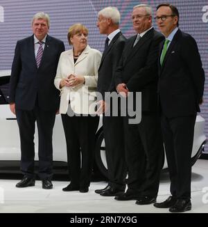 (150923) -- FRANKFURT, 23. Sept. 2015 -- Aktenfoto vom 17. Sept. 2015 zeigt, wie der Vorstandsvorsitzende des Volkswagen Konzerns Martin Winterkorn(2nd R) am Eröffnungstag der Frankfurter Automobilausstellung in Frankfurt an einer Veranstaltung teilnimmt. Martin Winterkorn, CEO des Volkswagen Konzerns, gab am Mittwoch seinen Rücktritt bekannt, da das Unternehmen in einen Emissionskandal verwickelt ist.) DEUTSCHLAND-FRANKFURT-VW GROUP CEO-RÜCKTRITT LuoxHuanhuan PUBLICATIONxNOTxINxCHN Frankfurt Sept 23 2015 Aktenaufnahme aufgenommen AM 17. September 2015 zeigt CEO des Volkswagen Konzerns Martin Winterkorn 2nd R. Teilnahme an der Veranstaltung während des Eröffnungstages der Fran Stockfoto