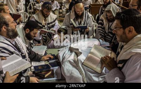 JERUSALEM, 23. September 2015 -- ultraorthodoxe jüdische Männer beten an der Westmauer während Jom Kippur in der Altstadt von Jerusalem, am 23. September 2015. Jom Kippur, der jüdische Sühnungstag und heiligster Tag des jüdischen Kalenders, fiel von Sonnenuntergang am 22. September bis Sonnenuntergang am 23. September dieses Jahres. Jom Kippur, auch als Sühnungstag bekannt, ist der heiligste Tag des Jahres im Judentum. Die zentralen Themen sind Sühne und Reue. Jüdische Menschen beobachten diesen heiligen Tag traditionell mit einer etwa 25-stündigen Fastenzeit und intensivem Gebet, wobei sie oft den größten Teil des Tages in Synagogen verbringen. Stockfoto