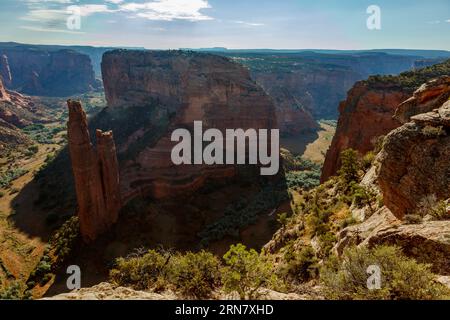 Blick am Morgen vom Spider Rock auf den South Rim Drive des Canyon de Chelly National Monument - Navajo Indian Reservation, Arizona Stockfoto