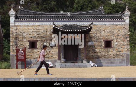 (150924) -- YONGZHOU, 24. September 2015 -- Foto vom 17. September 2015 zeigt einen Dorfbewohner, der vor der ehemaligen Residenz von Zhou Dunyi, einem herausragenden Literaten und Philosophen in der Song-Dynastie (960-1276), im Dorf Loutian in der Stadt Yongzhou, der zentralchinesischen Provinz Hunan, Getreidekörner ansammelt. Loutian Village, mit seiner Geschichte, die auf Hunderte von Jahren zurückgeht, ist der Geburtsort von Zhou Dunyi. )(wjq) CHINA-HUNAN-YONGZHOU-ANTIKE DORF (CN) HexHongfu PUBLICATIONxNOTxINxCHN Yong Zhou 24. September 2015 Foto aufgenommen AM 17. September 2015 zeigt ein Dorf Körner vor der ehemaligen Residenz von Zhou Dunyi zu Outs Stockfoto