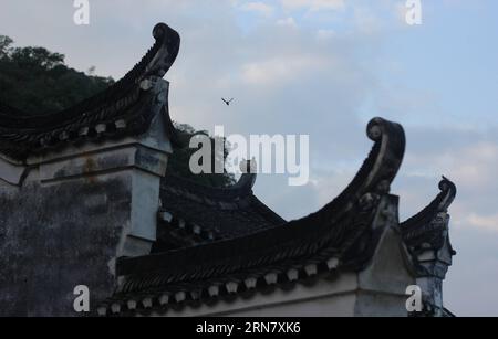 (150924) -- YONGZHOU, 24. September 2015 -- Foto aufgenommen am 23. September 2015 zeigt die Gesimse eines alten Gebäudes im Loutian Village der Stadt Yongzhou in der zentralchinesischen Provinz Hunan. Loutian Village, mit seiner Geschichte, die auf Hunderte von Jahren zurückgeht, ist der Geburtsort von Zhou Dunyi, einem herausragenden Literaten und Philosophen in der Song-Dynastie (960-1276). )(wjq) CHINA-HUNAN-YONGZHOU-ANCIENT VILLAGE (CN) HexHongfu PUBLICATIONxNOTxINxCHN Yong Zhou 24. September 2015 Foto aufgenommen AM 23. September 2015 zeigt die Gesimse des To Ancient Building im Loutian Village der Stadt Yong Zhou in Zentralchina S Hunan Provinz L Stockfoto