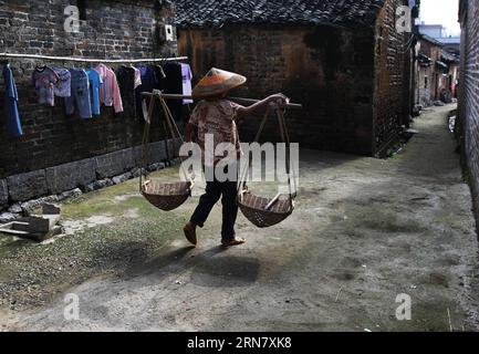 (150924) -- YONGZHOU, 24. September 2015 -- Ein Dorfbewohner spaziert im Loutian Village der Stadt Yongzhou, Provinz Hunan in Zentralchina, 24. September 2015. Loutian Village, mit seiner Geschichte, die auf Hunderte von Jahren zurückgeht, ist der Geburtsort von Zhou Dunyi, einem herausragenden Literaten und Philosophen in der Song-Dynastie (960-1276). )(wjq) CHINA-HUNAN-YONGZHOU-ANTIKE DORF (CN) HexHongfu PUBLICATIONxNOTxINxCHN Yong Zhou 24. September 2015 ein Dorf Spaziergänge in Loutian Dorf der Stadt Yong Zhou Zhou Zentral China S Hunan Provinz 24. September 2015 das Dorf Loutian mit seiner Geschichte, die auf Hunderte von Jahren zurückgeht, IST der Birt Stockfoto