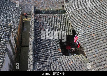 (150924) -- YONGZHOU, 24. September 2015 -- Foto aufgenommen am 24. September 2015 zeigt historische Wohnhäuser im Loutian Village der Stadt Yongzhou, Provinz Hunan in Zentralchina. Loutian Village, mit seiner Geschichte, die auf Hunderte von Jahren zurückgeht, ist der Geburtsort von Zhou Dunyi, einem herausragenden Literaten und Philosophen in der Song-Dynastie (960-1276). )(wjq) CHINA-HUNAN-YONGZHOU-ANTIKE DORF (CN) HexHongfu PUBLICATIONxNOTxINxCHN Yong Zhou 24. September 2015 Foto aufgenommen AM 24. September 2015 zeigt historische Wohnhäuser im Loutian Dorf der Stadt Yong Zhou Zhou Zentral China S Hunan Provinz Loutian Village Wit Stockfoto