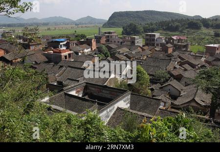 (150924) -- YONGZHOU, 24. September 2015 -- Foto aufgenommen am 24. September 2015 zeigt eine Luftaufnahme des Loutian Village der Stadt Yongzhou, der zentralchinesischen Provinz Hunan. Loutian Village, mit seiner Geschichte, die auf Hunderte von Jahren zurückgeht, ist der Geburtsort von Zhou Dunyi, einem herausragenden Literaten und Philosophen in der Song-Dynastie (960-1276). )(wjq) CHINA-HUNAN-YONGZHOU-ANTIKE DORF (CN) HexHongfu PUBLICATIONxNOTxINxCHN Yong Zhou 24. September 2015 Foto aufgenommen AM 24. September 2015 zeigt Luftaufnahme des Loutian Dorfes von Yong Zhou Stadt Zentral China S Hunan Provinz Loutian Dorf mit seiner Geschichte Datierung Bac Stockfoto