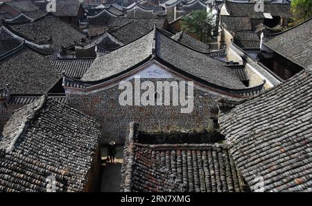 (150924) -- YONGZHOU, 24. September 2015 -- Foto vom 17. September 2015 zeigt einen Dorfbewohner, der durch historische Wohnhäuser im Loutian Village in der Stadt Yongzhou, Provinz Hunan in Zentralchina, spaziert. Loutian Village, mit seiner Geschichte, die auf Hunderte von Jahren zurückgeht, ist der Geburtsort von Zhou Dunyi, einem herausragenden Literaten und Philosophen in der Song-Dynastie (960-1276). )(wjq) CHINA-HUNAN-YONGZHOU-ANTIKE DORF (CN) HexHongfu PUBLICATIONxNOTxINxCHN Yong Zhou 24. September 2015 Foto aufgenommen AM 17. September 2015 zeigt einen Dorfspaziergang zwischen historischen Wohnhäusern im Loutian Dorf von Yong Zhou Stadt C. Stockfoto