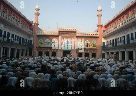 (150925) -- LAHORE, 25. September 2015 -- pakistanische Muslime bieten am 25. September 2015 in einer Moschee im ostpakistanischen Lahore Eid al-Adha-Gebete an. Muslime auf der ganzen Welt feiern das jährliche Festival von Eid al-Adha oder das Opferfest, das das Ende der Hajj-Pilgerfahrt nach Mekka und zum Gedenken an die Bereitschaft des Propheten Abraham, seinen Sohn zu opfern, um Gott Gehorsam zu zeigen. PAKISTAN-LAHORE-EID AL-ADHA Sajjad PUBLICATIONxNOTxINxCHN LAHORE September 25 2015 pakistanische Muslime LEISTEN AM 25 2015. September in einer Moschee in Ostpakistan S Lahore einen Eid in Al Adha Stockfoto