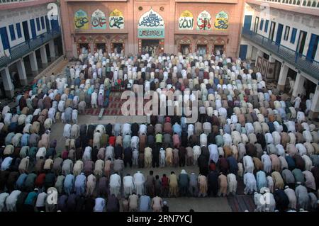 (150925) -- LAHORE, 25. September 2015 -- pakistanische Muslime bieten am 25. September 2015 in einer Moschee im ostpakistanischen Lahore Eid al-Adha-Gebete an. Muslime auf der ganzen Welt feiern das jährliche Festival von Eid al-Adha oder das Opferfest, das das Ende der Hajj-Pilgerfahrt nach Mekka und zum Gedenken an die Bereitschaft des Propheten Abraham, seinen Sohn zu opfern, um Gott Gehorsam zu zeigen. PAKISTAN-LAHORE-EID AL-ADHA Sajjad PUBLICATIONxNOTxINxCHN LAHORE September 25 2015 pakistanische Muslime LEISTEN AM 25 2015. September in einer Moschee in Ostpakistan S Lahore einen Eid in Al Adha Stockfoto