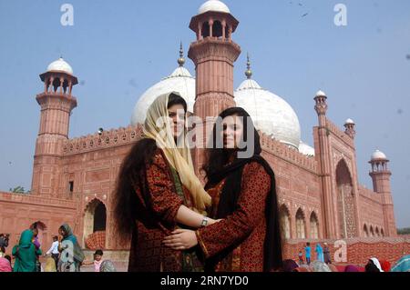 (150925) -- LAHORE, 25. September 2015 -- pakistanische muslimische Frauen grüßen sich, nachdem sie am 25. September 2015 in einer Moschee im ostpakistanischen Lahore Eid al-Adha gebetet haben. Muslime auf der ganzen Welt feiern das jährliche Festival von Eid al-Adha oder das Opferfest, das das Ende der Hajj-Pilgerfahrt nach Mekka und zum Gedenken an die Bereitschaft des Propheten Abraham, seinen Sohn zu opfern, um Gott Gehorsam zu zeigen. PAKISTAN-LAHORE-EID AL-ADHA Sajjad PUBLICATIONxNOTxINxCHN Sept 25 2015 pakistanische muslimische Frauen grüßen einander, nachdem sie IN einer Moschee in EA Eid Al Adha gebetet haben Stockfoto