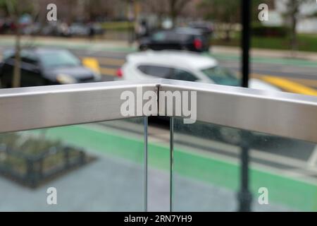 Schweißnähte an Handläufen aus Edelstahl. Nahaufnahme der Schweißnaht am Edelstahldeckel des Glasgeländes Stockfoto