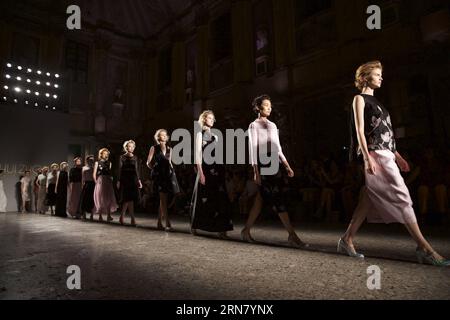 MAILAND, 25. September 2015 -- Models präsentieren Kreationen des chinesischen Designers Zhao Huizhou in Mailand, Italien, 25. September 2015. ) ITALIEN-MAILAND-FASHION-CHINA-ZHAO HUIZHOU JinxYu PUBLICATIONxNOTxINxCHN Mailand September 25 2015 Modelle präsentieren Kreationen von chinesischen Designern Zhao Huizhou in Mailand Italien September 25 2015 Italien Mailand Fashion China Zhao Huizhou JinxYu PUBLICATIONxNOTxINxCHN Stockfoto