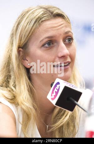 (150928) -- WUHAN, 28. September 2015 -- Petra Kvitova aus Tschechien nimmt am 28. September 2015 an einer Pressekonferenz im Vorfeld des WTA Wuhan Open Tennis Turniers 2015 am Center Court des Optics Valley International Tennis Center in Wuhan, der Hauptstadt der zentralchinesischen Provinz Hubei, Teil.) (SP)CHINA-WUHAN-TENNIS-WTA-WUHAN OPEN-KVITOVA-PRESS CONFERENCE (CN) XiaoxYijiu PUBLICATIONxNOTxINxCHN Wuhan Sept 28 2015 Petra Kvitova aus der Tschechischen Republik nimmt an einer Pressekonferenz vor dem WTA Wuhan Open Tennis Turnier 2015 AM Center Court of Optics Valley International Tennis Cent Teil Stockfoto