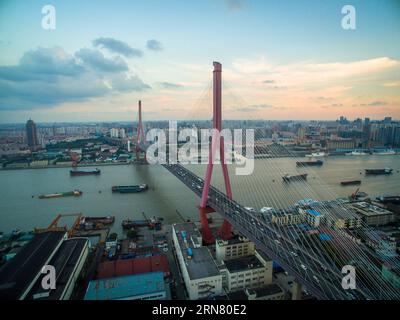 (150928) -- SHANGHAI, 28. September 2015 -- ein Luftbild, das am 19. September 2015 mit einem unbemannten Luftfahrzeug aufgenommen wurde, zeigt die Yangpu-Brücke über den Huangpu-Fluss in Shanghai, Ostchina. ) (lfj) CHINA-SHANGHAI-AERIAL PHOTOS (CN) ChengxXugang PUBLICATIONxNOTxINxCHN Shanghai Sept 28 2015 to Aerial Photo Shooting with to Unmanned Aerial Vehicle ON Sept 19 2015 zeigt die Yangpu Bridge over the Huangpu River in Shanghai East China lfj Shanghai Aerial Photos CN PUBLICATIONxNOTxINxCHN Stockfoto