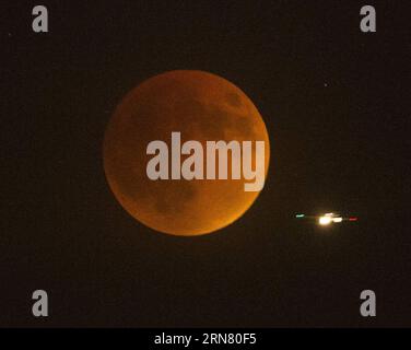 (150928) -- LOS ANGELES, 28. September 2015 -- Ein Flugzeug fliegt vor dem Blutmond in Los Angeles, USA, 27. September 2015. ) (cl) U.S.-NEW YORK-MOON YangxLei PUBLICATIONxNOTxINxCHN Los Angeles September 28 2015 ein Flugzeug FLIEGT vor dem Blutmond in Los Angeles die Vereinigten Staaten September 27 2015 CL US New York Moon YangxLei PUBLICATIONxNOTxINxCHN Stockfoto