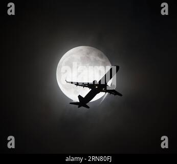 (150928) -- LOS ANGELES, 28. September 2015 -- Ein Flugzeug steigt vor dem Supermond in Los Angeles, USA, 27. September 2015. ) (cl) U.S.-NEW YORK-MOON YangxLei PUBLICATIONxNOTxINxCHN Los Angeles September 28 2015 ein Flugzeug aufsteigen vor dem Supermond in Los Angeles die Vereinigten Staaten September 27 2015 CL US New York Moon YangxLei PUBLICATIONxNOTxINxCHN Stockfoto