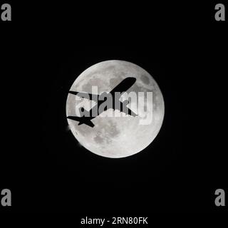(150928) -- LOS ANGELES, 28. September 2015 -- Ein Flugzeug steigt vor dem Supermond in Los Angeles, USA, 27. September 2015. ) (cl) U.S.-NEW YORK-MOON YangxLei PUBLICATIONxNOTxINxCHN Los Angeles September 28 2015 ein Flugzeug aufsteigen vor dem Supermond in Los Angeles die Vereinigten Staaten September 27 2015 CL US New York Moon YangxLei PUBLICATIONxNOTxINxCHN Stockfoto