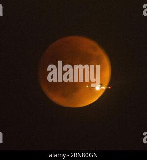 (150928) -- LOS ANGELES, 28. September 2015 -- Ein Flugzeug fliegt vor dem Blutmond in Los Angeles, USA, 27. September 2015. ) (cl) U.S.-NEW YORK-MOON YangxLei PUBLICATIONxNOTxINxCHN Los Angeles September 28 2015 ein Flugzeug FLIEGT vor dem Blutmond in Los Angeles die Vereinigten Staaten September 27 2015 CL US New York Moon YangxLei PUBLICATIONxNOTxINxCHN Stockfoto
