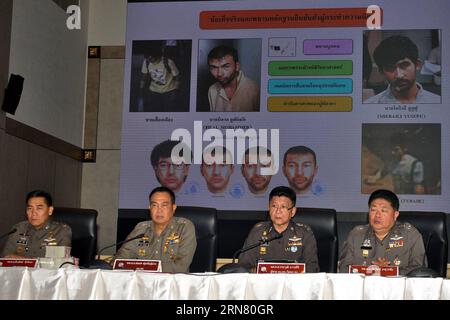 (150928) -- BANGKOK, 28. September 2015 -- der thailändische Polizeichef Somyot Pumpanmuang (2. L) nimmt am 28. September 2015 an einer Pressekonferenz im Hauptquartier der Royal Thai Police in Bangkok, Thailand, Teil. Die beiden Bombenanschläge in Bangkok im vergangenen Monat waren eine Vergeltung gegen die Unterdrückung von Menschenhandels-Banden durch die thailändische Regierung, sagten die Behörden am Montag. )(azp) THAILAND-BANGKOK-BOMBENPRESSEKONFERENZ RachenxSageamsak PUBLICATIONxNOTxINxCHN Bangkok September 28 2015 Thai National Police Chief Somyot 2nd l nimmt an einer Pressekonferenz IM Royal Thai Police Headquarters in Bangkok Thai Country Sept Teil Stockfoto