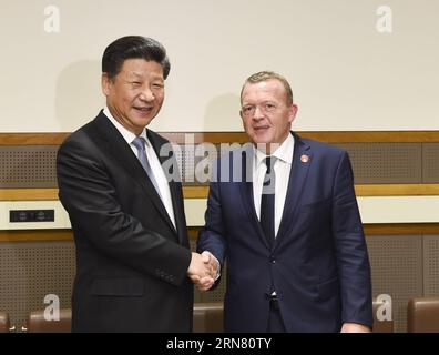 (150928) -- NEW YORK, 28. September 2015 -- der chinesische Präsident Xi Jinping (L) trifft sich mit dem dänischen Premierminister Lars Rasmussen in New York, USA, 28. September 2015. )(mcg) US-NEW YORK-CHINA-XI JINPING-DÄNISCHES PM-TREFFEN LixXueren PUBLICATIONxNOTxINxCHN New York September 28 2015 der chinesische Präsident Xi Jinping l trifft sich mit dem dänischen Premierminister Lars Rasmussen in New York die Vereinigten Staaten September 28 2015 mcg US-NEW York China Xi Jinping Dänisches PM-Treffen LixXueren PUBLATxINXCHN Stockfoto