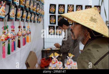 (150929) -- PEKING, 29. September 2015 -- Ein Besucher schaut sich traditionelle Tonskulpturen im Beijing International Sculpture Park in Peking, Hauptstadt Chinas, 29. September 2015 an. Der dritte Karneval der Kunst und des Handwerks im Beijing International Sculpture Park begann am Dienstag, einschließlich Kunst- und Kunsthandwerksausstellung, Seidenstraßenkulturausstellung, chinesischer Teekultur und traditioneller Volkskunst. ) (dhf) CHINA-BEIJING-ARTS AND CRAFTS-DISPLAY (CN) LixJundong PUBLICATIONxNOTxINxCHN Beijing Sept 29 2015 ein Besucher schaut sich traditionelle Lehmskulpturen IM Beijing International Sculpture Park in Beijing, CA Stockfoto