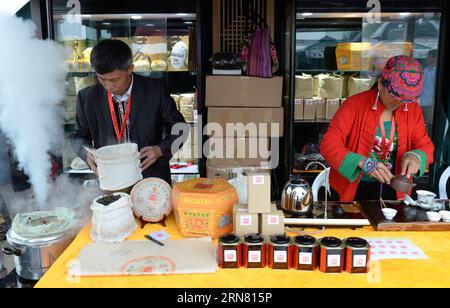 (150929) -- PEKING, 29. September 2015 -- Li Xingchang (L) macht Pu er Teekuchen im Beijing International Sculpture Park in Peking, Hauptstadt Chinas, 29. September 2015. Der dritte Karneval der Kunst und des Handwerks im Beijing International Sculpture Park begann am Dienstag, einschließlich Kunst- und Kunsthandwerksausstellung, Seidenstraßenkulturausstellung, chinesischer Teekultur und traditioneller Volkskunst. ) (dhf) CHINA-BEIJING-ARTS AND CRAFTS-DISPLAY (CN) LixJundong PUBLICATIONxNOTxINxCHN Peking Sept 29 2015 Left l macht Pu HE Teekuchen IM Beijing International Sculpture Park in Peking Hauptstadt von China Sept 29 2015 Stockfoto