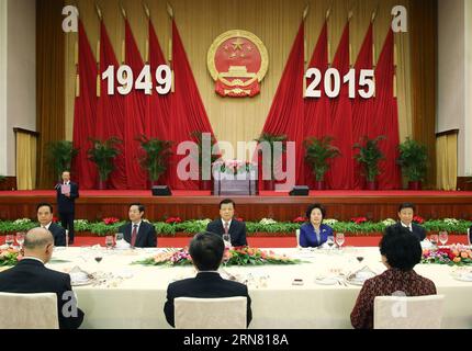 (150929) -- PEKING, 29. September 2015 -- Liu Yunshan (C, hinten), Mitglied des Ständigen Ausschusses des Politischen Büros des Zentralkomitees der Kommunistischen Partei Chinas (CPC), nimmt an einem Empfang Teil, der den kommenden 66. Nationalfeiertag mit Taiwan, Hongkong, Macau und chinesischen Vertretern aus Übersee in Peking, der Hauptstadt Chinas, am 29. September 2015 feiert. ) (mp) CHINA-BEIJING-LIU YUNSHAN-RECEPTION (CN) YaoxDawei PUBLICATIONxNOTxINxCHN Peking Sept 29 2015 Liu Yunshan C Kontermitglied des Thing Committee des Politischen Büros des ZK der Kommunistischen Partei Chinas nimmt an einem Recept Teil Stockfoto