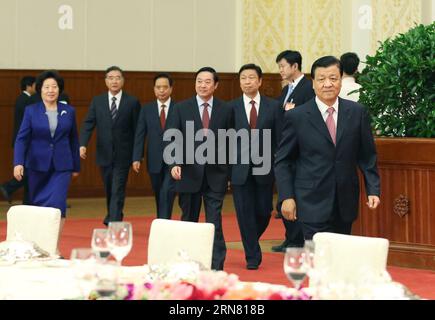 (150929) -- PEKING, 29. September 2015 -- Liu Yunshan (1. R), Mitglied des Ständigen Ausschusses des Politischen Büros des Zentralkomitees der Kommunistischen Partei Chinas (KPCh), nimmt an einem Empfang Teil, der den kommenden 66. Nationalfeiertag mit Taiwan, Hongkong, Macau und chinesischen Vertretern aus Übersee in Peking, der Hauptstadt Chinas, am 29. September 2015 feiert. ) (mp) CHINA-BEIJING-LIU YUNSHAN-RECEPTION (CN) YaoxDawei PUBLICATIONxNOTxINxCHN Peking Sept 29 2015 Liu Yunshan 1. R Mitglied des Thing Committee des Politischen Büros des ZK der Kommunistischen Partei Chinas nimmt an einem Empfang Teil Stockfoto