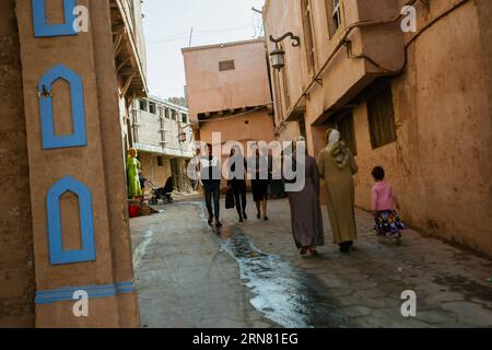 (150930) -- KASHGAR, 30. September 2015 -- Menschen mit modernen Kleidungsstücken und traditionellen Kostümen spazieren auf einer Straße in der Altstadt von Kashgar, Nordwestchinas Autonome Region Xinjiang Uygur, 21. September 2015. Kashgar, die westlichste Stadt Chinas, war jahrhundertelang das Zentrum der uygurischen Zivilisation, ein Ort, an dem Menschen zusammenkamen, um islamisches Lernen zu handeln und zu verbreiten, auf den Karawanenrouten von Europa und Persien nach China. ) (lfj) CHINA-XINJIANG-KASHGAR-ALTSTADT (CN) ZhangxCheng PUBLICATIONxNOTxINxCHN Kashgar September 30 2015 Prominente in modernen Kleidungsstücken und traditionellen Kostümen gehen WEITER Stockfoto