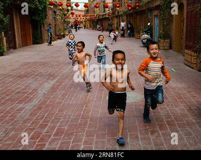 (150930) -- KASHGAR, 30. September 2015 -- Kinder laufen auf einer Straße in der Altstadt von Kashgar, Nordwestchinas Autonome Region Xinjiang Uygur, 20. September 2015. Kashgar, die westlichste Stadt Chinas, war jahrhundertelang das Zentrum der uygurischen Zivilisation, ein Ort, an dem Menschen zusammenkamen, um islamisches Lernen zu handeln und zu verbreiten, auf den Karawanenrouten von Europa und Persien nach China. ) (lfj) CHINA-XINJIANG-KASHGAR-ALTSTADT (CN) ZhangxCheng PUBLICATIONxNOTxINxCHN Kashgar September 30 2015 Kinder laufen AUF einer Straße in der Altstadt von Kashgar Nordwest China S Xinjiang Uygur Autonomous Region September 20 2015 K Stockfoto