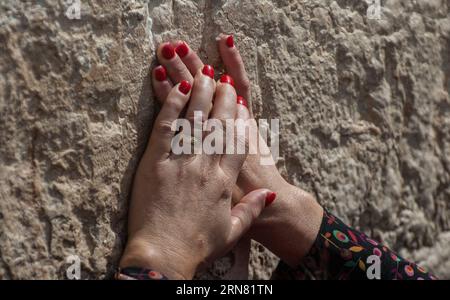 AKTUELLES ZEITGESCHEHEN Juden in Jerusalem feiern Sukkot, das Laubhüttenfest (150930) -- JERUSALEM, 30. September 2015 -- Eine Jüdin betet während Sukkot an der Westmauer der Altstadt von Jerusalem, am 30. September 2015. Das Sukkot, das fest der Tabernakel, fällt vom Sonnenuntergang vom 27. September bis zum Sonnenuntergang vom 4. Oktober dieses Jahres, ist ein biblischer wochenlanger Urlaub, der an die 40 Jahre Reise in der Wüste nach dem Exodus von der Sklaverei in Ägypten erinnert. ) MIDEAST-JERUSALEM-westliche MAUER-SUKKOT-BETEN LixRui PUBLICATIONxNOTxINxCHN Nachrichten aktuelle Ereignisse Juden in Jerusalem feiern Sukkot die Hartholzkabine fe Stockfoto