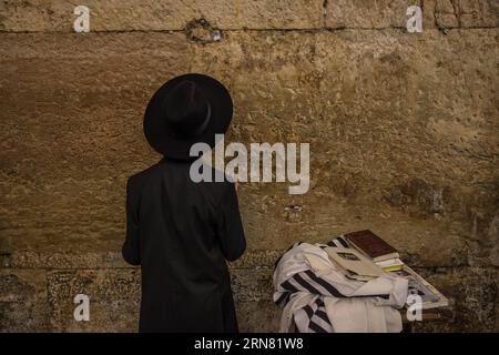 AKTUELLES ZEITGESCHEHEN Juden in Jerusalem feiern Sukkot, das Laubhüttenfest (150930) -- JERUSALEM, 30. September 2015 -- Ein jüdischer Mann betet während Sukkot an der Westmauer in der Altstadt von Jerusalem, am 30. September 2015. Das Sukkot, das fest der Tabernakel, fällt vom Sonnenuntergang vom 27. September bis zum Sonnenuntergang vom 4. Oktober dieses Jahres, ist ein biblischer wochenlanger Urlaub, der an die 40 Jahre Reise in der Wüste nach dem Exodus von der Sklaverei in Ägypten erinnert. ) MIDEAST-JERUSALEM-westliche MAUER-SUKKOT-BETEN LixRui PUBLICATIONxNOTxINxCHN Nachrichten aktuelle Ereignisse Juden in Jerusalem feiern Sukkot das Hartholzkabinenfest Stockfoto