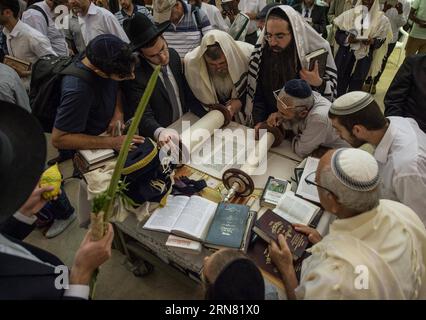 AKTUELLES ZEITGESCHEHEN Juden in Jerusalem feiern Sukkot, das Laubhüttenfest (150930) -- JERUSALEM, 30. September 2015 -- Jüdische Männer beten während Sukkot an der Westmauer in der Altstadt von Jerusalem, am 30. September 2015. Das Sukkot, das fest der Tabernakel, fällt vom Sonnenuntergang vom 27. September bis zum Sonnenuntergang vom 4. Oktober dieses Jahres, ist ein biblischer wochenlanger Urlaub, der an die 40 Jahre Reise in der Wüste nach dem Exodus von der Sklaverei in Ägypten erinnert. ) MIDEAST-JERUSALEM-westliche MAUER-SUKKOT-BETEN LixRui PUBLICATIONxNOTxINxCHN Nachrichten aktuelle Ereignisse Juden in Jerusalem feiern Sukkot die Hartholzkabine festiva Stockfoto