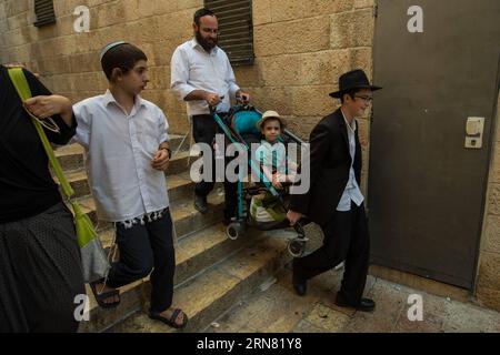 AKTUELLES ZEITGESCHEHEN Juden in Jerusalem feiern Sukkot, das Laubhüttenfest (150930) -- JERUSALEM, 30. September 2015 -- Jüdische Menschen begeben sich am 30. September 2015 zur Westmauer, um in der Altstadt Jerusalems zu beten. Das Sukkot, das fest der Tabernakel, fällt vom Sonnenuntergang vom 27. September bis zum Sonnenuntergang vom 4. Oktober dieses Jahres, ist ein biblischer wochenlanger Urlaub, der an die 40 Jahre Reise in der Wüste nach dem Exodus von der Sklaverei in Ägypten erinnert. ) MIDEAST-JERUSALEM-westliche MAUER-SUKKOT-BETEN LixRui PUBLICATIONxNOTxINxCHN Nachrichten aktuelle Ereignisse Juden in Jerusalem feiern Sukkot das Hartholzhüttenfest Stockfoto