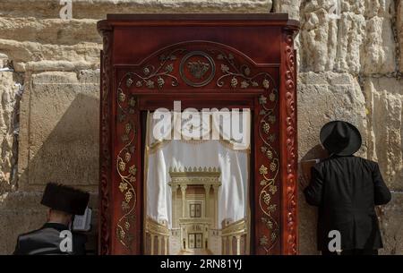 AKTUELLES ZEITGESCHEHEN Juden in Jerusalem feiern Sukkot, das Laubhüttenfest (150930) -- JERUSALEM, 30. September 2015 -- ultraorthodoxe jüdische Männer beten während des Sukkots an der Westmauer der Altstadt von Jerusalem, am 30. September 2015. Das Sukkot, das fest der Tabernakel, fällt vom Sonnenuntergang vom 27. September bis zum Sonnenuntergang vom 4. Oktober dieses Jahres, ist ein biblischer wochenlanger Urlaub, der an die 40 Jahre Reise in der Wüste nach dem Exodus von der Sklaverei in Ägypten erinnert. ) MIDEAST-JERUSALEM-westliche MAUER-SUKKOT-BETEN LixRui PUBLICATIONxNOTxINxCHN Nachrichten aktuelle Ereignisse Juden in Jerusalem feiern Sukkot das Hardwoo Stockfoto